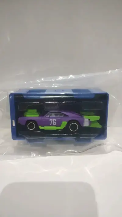 Auto de juguete coleccionable púrpura y verde - miniatura 1