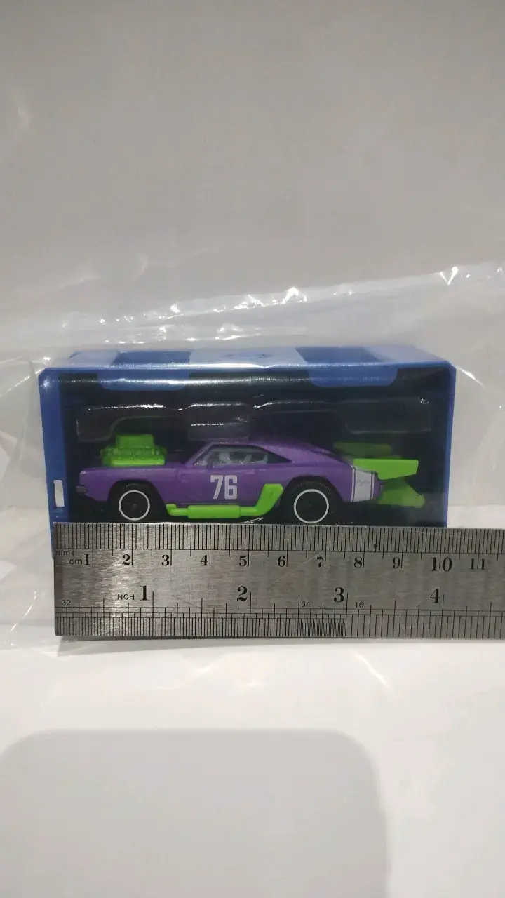 Auto de juguete coleccionable púrpura y verde - 2