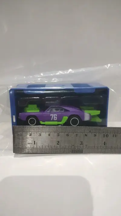 Auto de juguete coleccionable púrpura y verde - miniatura 2