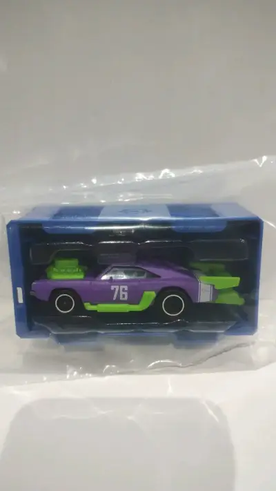 Auto de juguete Majorette morado y verde - miniatura 1