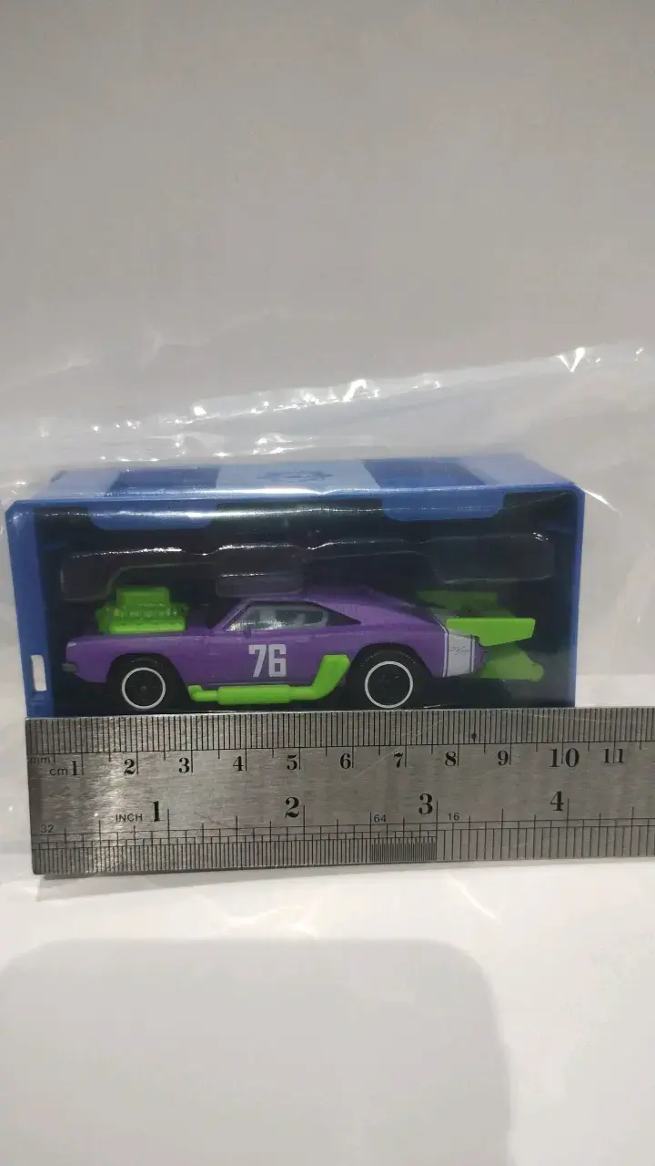 Auto de juguete Majorette morado y verde - 2