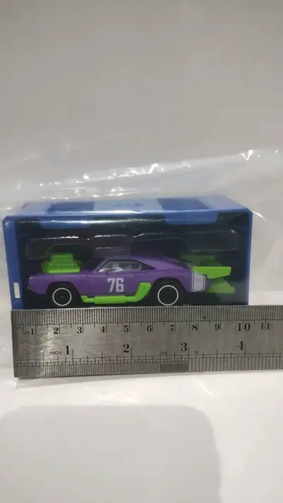 Auto de juguete Majorette morado y verde - miniatura 2