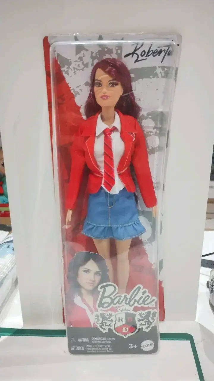 Muñeca Barbie RBD Roberta con uniforme escolar