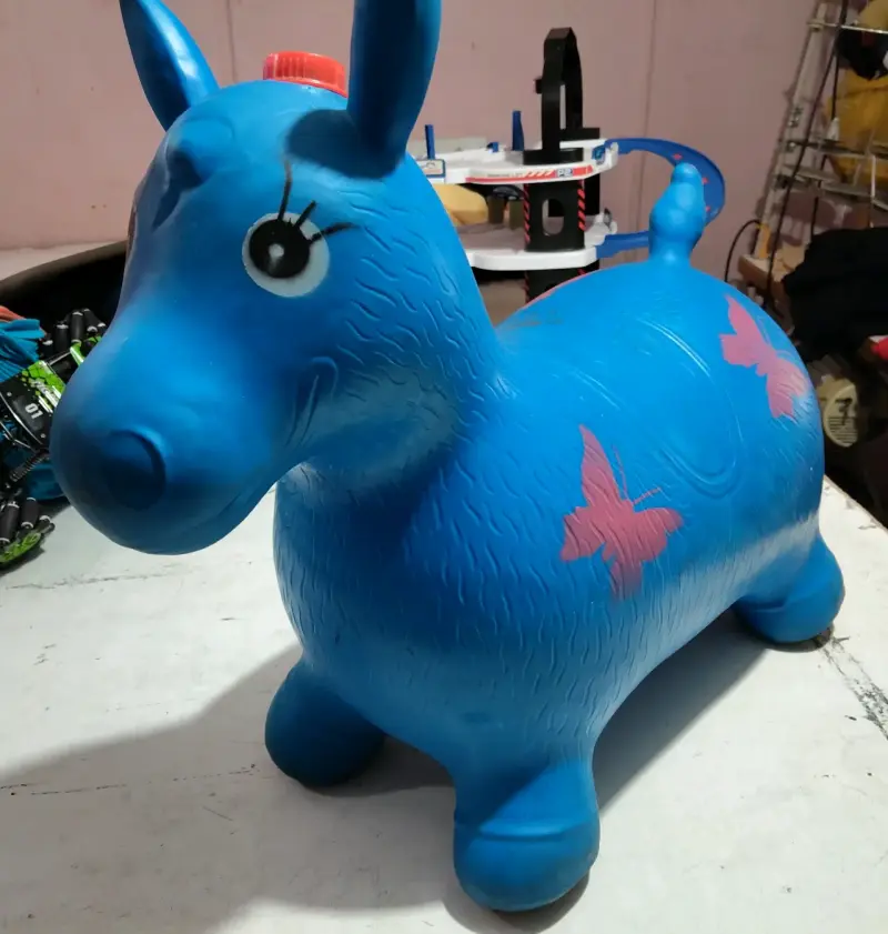 Caballo saltarín inflable azul para niños