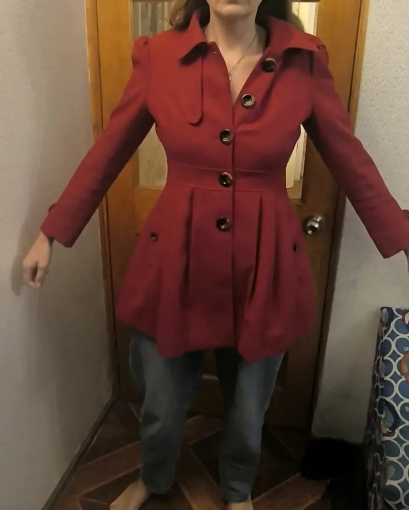 Abrigo rojo de mujer con botones decorativos - 1