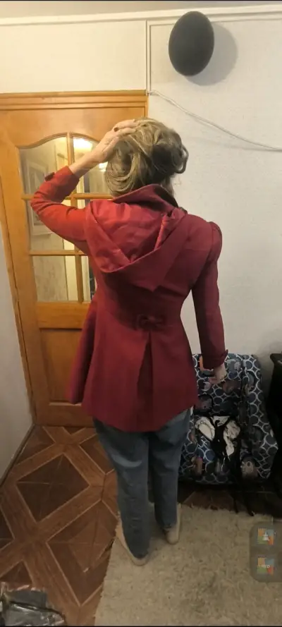 Abrigo rojo de mujer con botones decorativos - miniatura 3