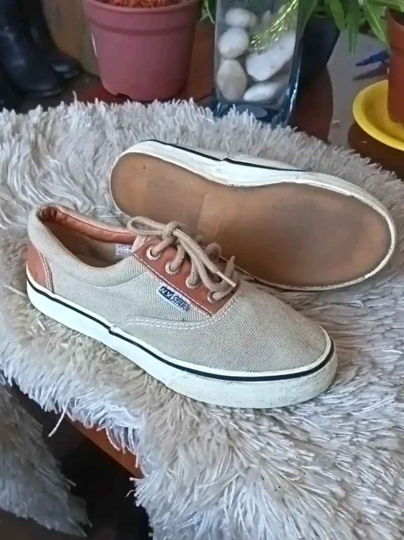 Zapatillas casuales beige con detalles marrones - 2