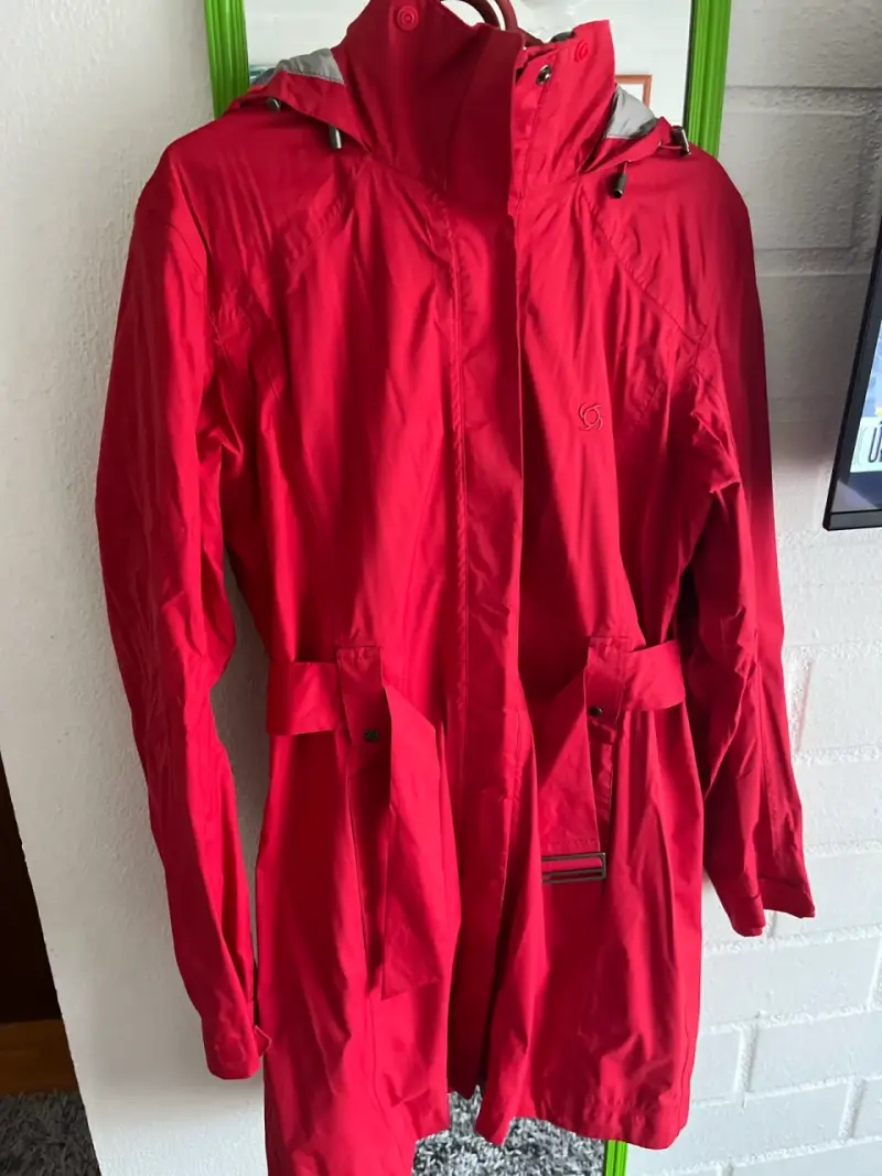 Abrigo impermeable rojo con capucha para mujer - 1