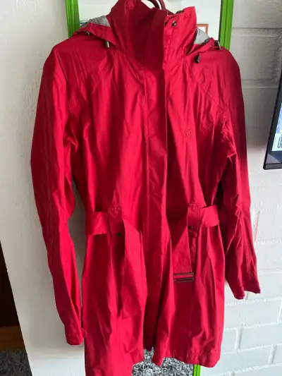 Abrigo impermeable rojo con capucha para mujer - miniatura 1