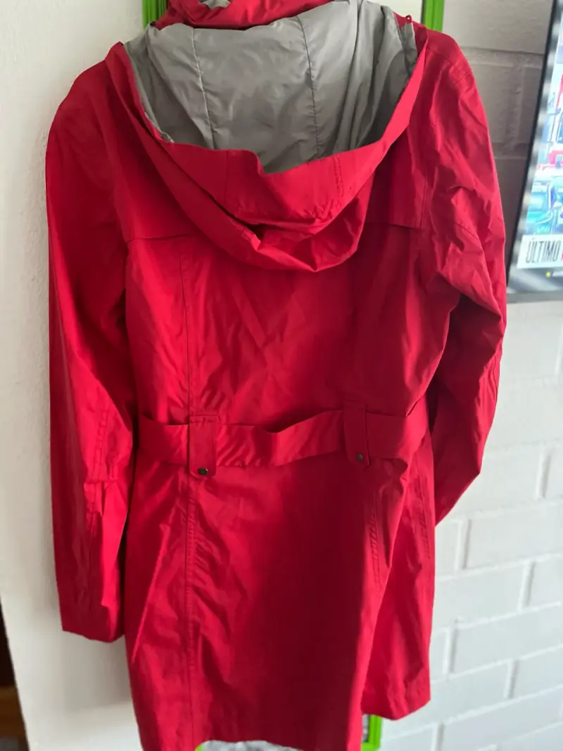 Abrigo impermeable rojo con capucha para mujer - 2