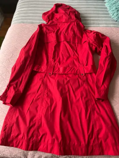 Abrigo impermeable rojo con capucha para mujer - miniatura 3