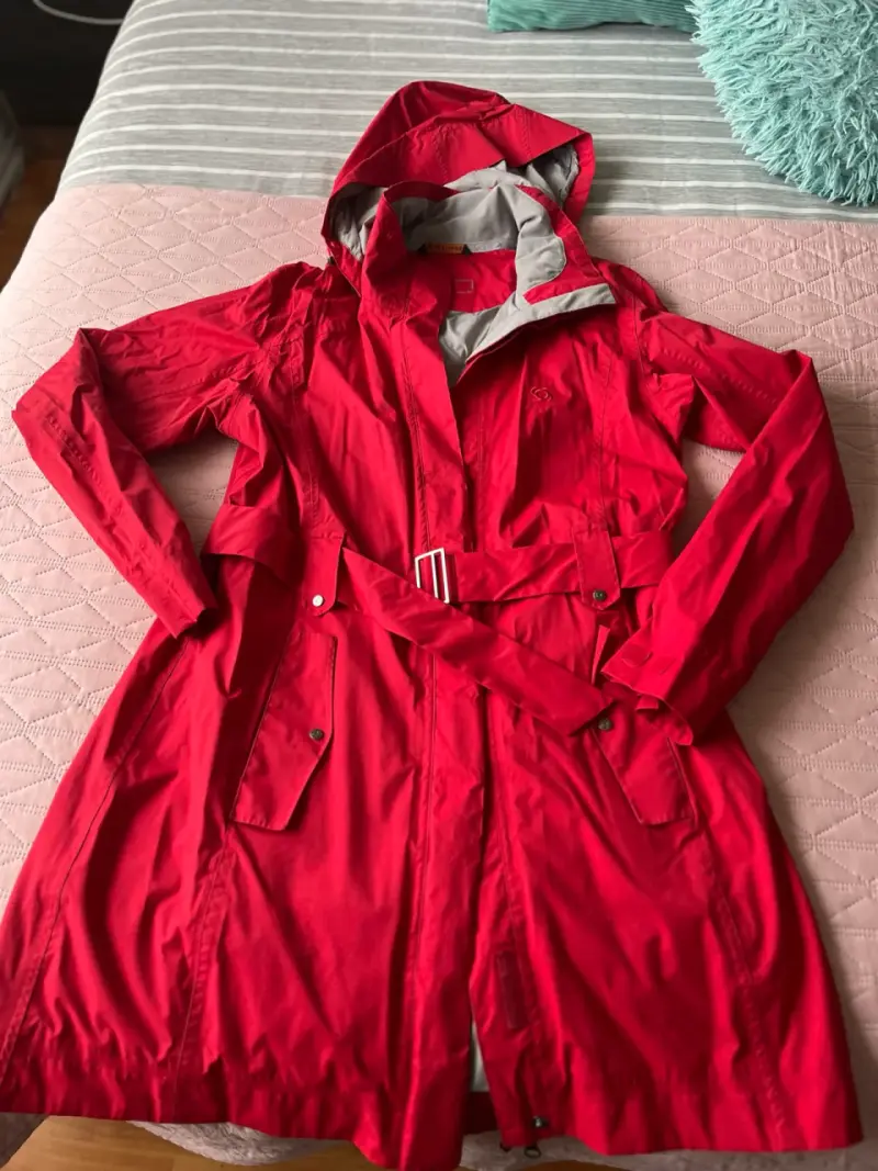 Abrigo impermeable rojo con capucha para mujer - 4