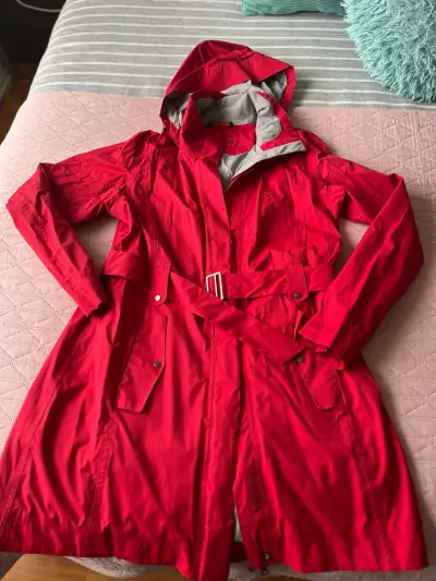 Abrigo impermeable rojo con capucha para mujer - miniatura 4