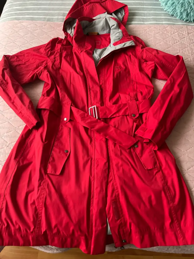 Abrigo impermeable rojo con capucha para mujer - 5