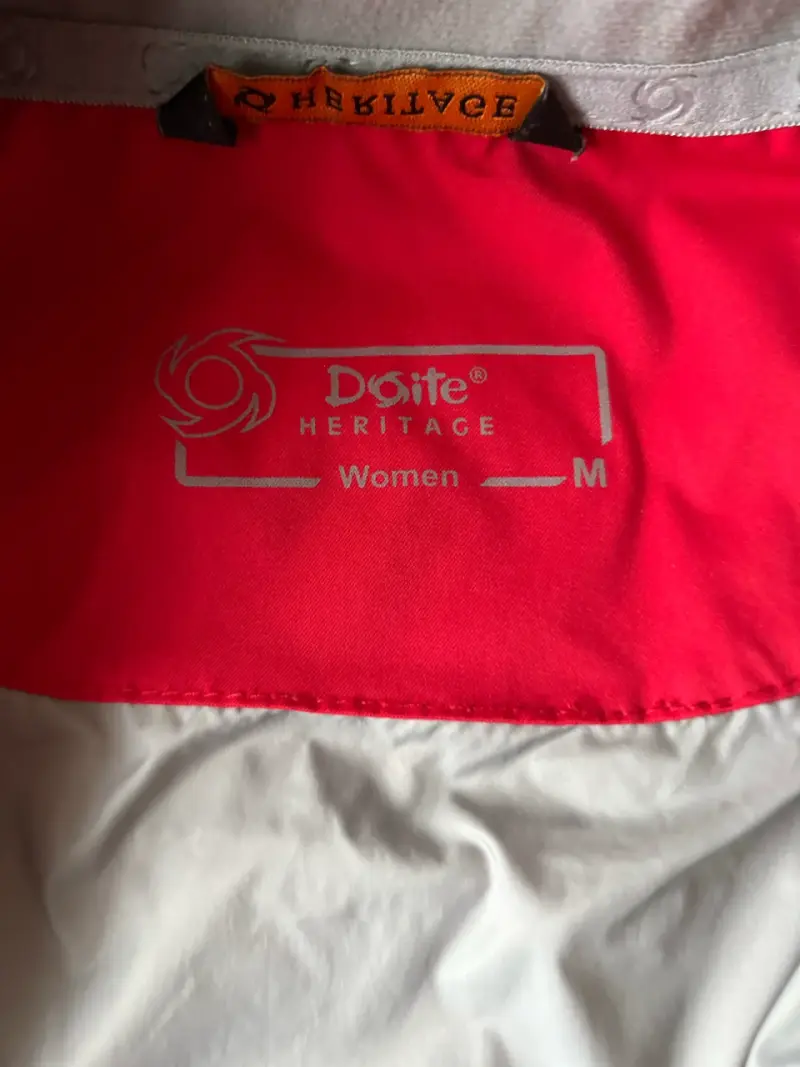 Abrigo impermeable rojo con capucha para mujer - 6