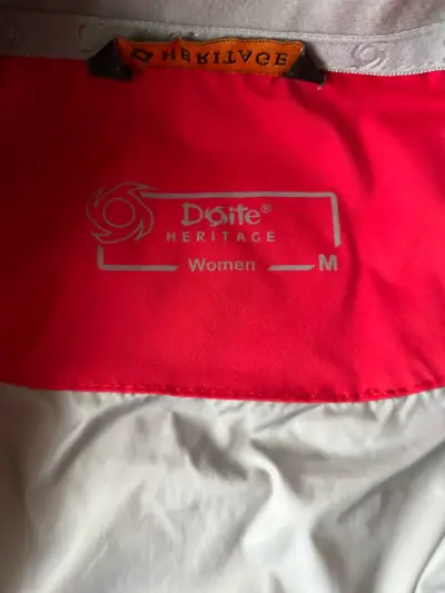 Abrigo impermeable rojo con capucha para mujer - miniatura 6