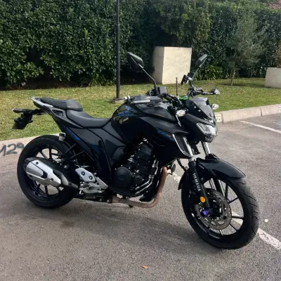 Moto Yamaha FZ25 2024 en excelente estado - miniatura 2