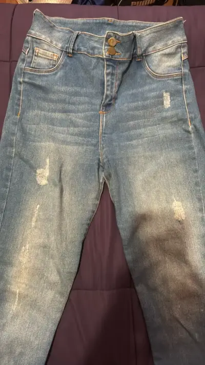Jeans de mezclilla azul desgastados para mujer - miniatura 1