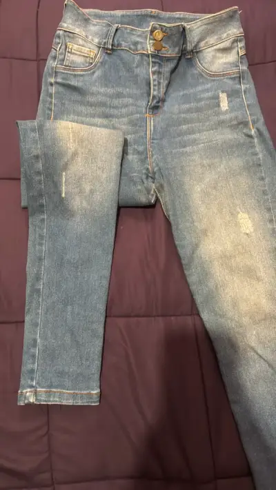 Jeans de mezclilla azul desgastados para mujer - miniatura 2
