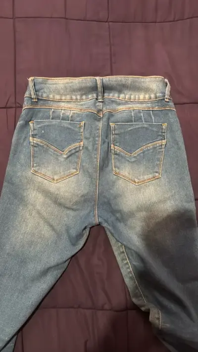 Jeans de mezclilla azul desgastados para mujer - miniatura 3