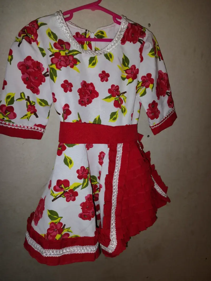 Vestido de chinita (Cueca) con lazo rojo. - 1
