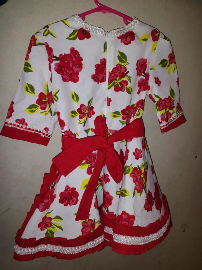 Vestido de chinita (Cueca) con lazo rojo. - 2