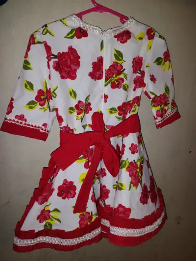 Vestido  de chinita (Cueca) con lazo rojo. - miniatura 2