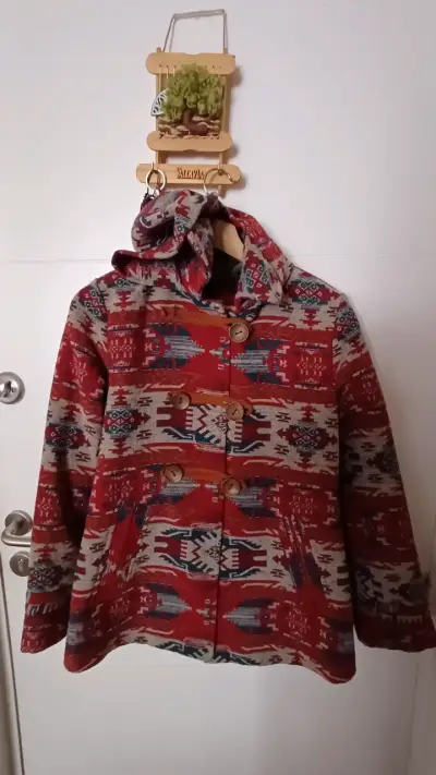 Abrigo étnico con capucha para mujer - miniatura 1