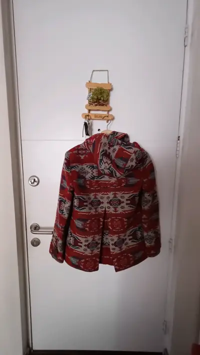 Abrigo étnico con capucha para mujer - miniatura 2