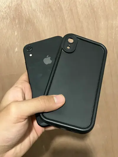 iPhone XR negro en buen estado - miniatura 1