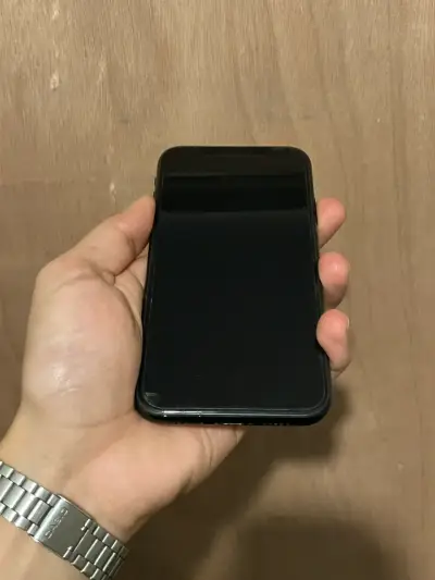 iPhone XR negro en buen estado - miniatura 2