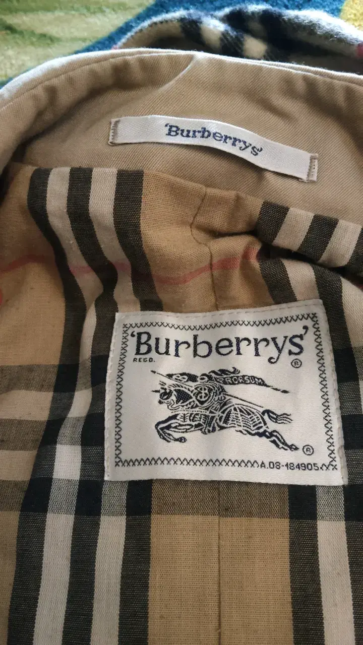 Abrigo clásico beige Burberrys con forro a cuadros - 4
