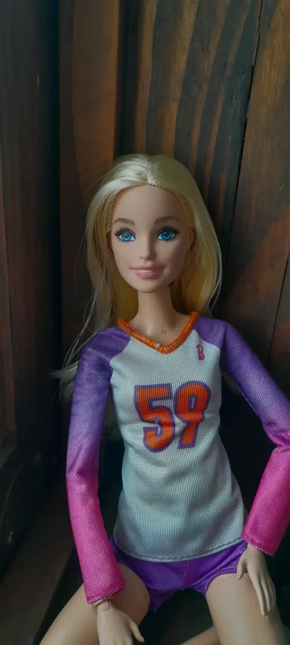 Muñeca rubia con ropa deportiva colorida - 1