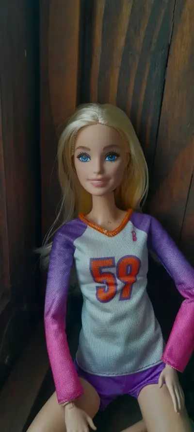 Muñeca rubia con ropa deportiva colorida - miniatura 1