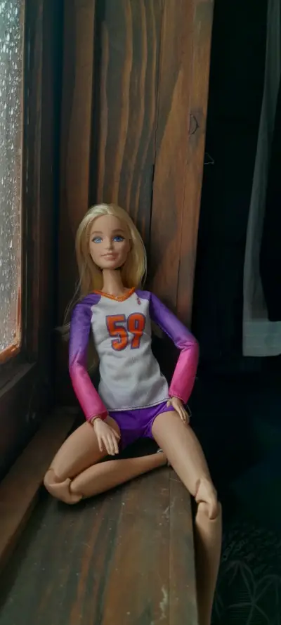 Muñeca rubia con ropa deportiva colorida - miniatura 2