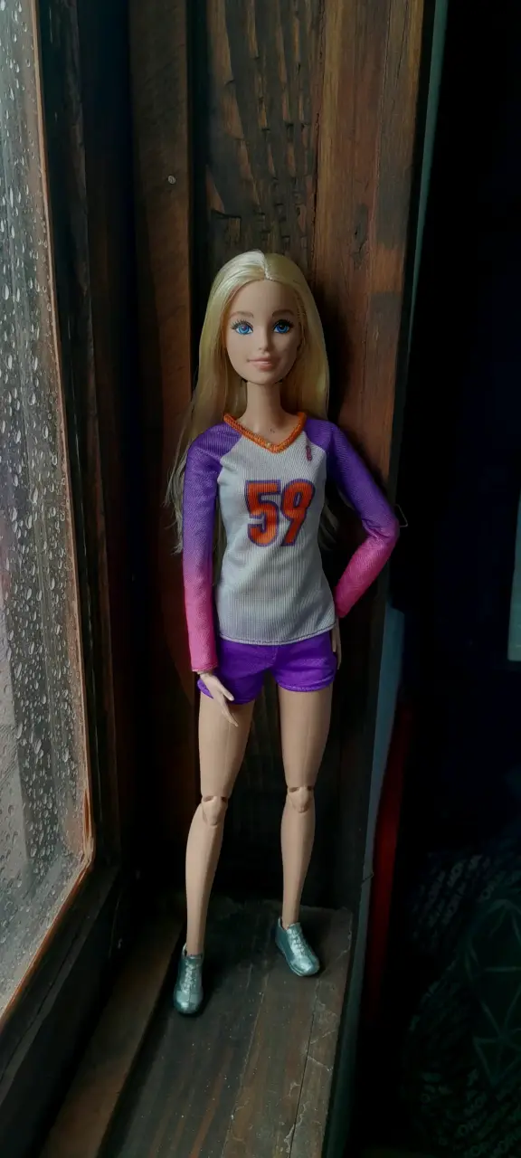 Muñeca rubia con ropa deportiva colorida - 3