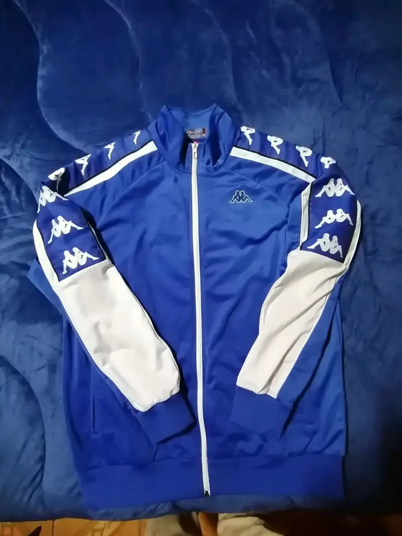 Chaqueta deportiva azul y blanca Kappa