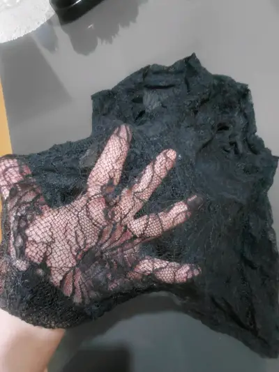 Blusa sin mangas de encaje negro - miniatura 2
