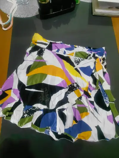 Falda corta estampada multicolor para mujer - miniatura 1