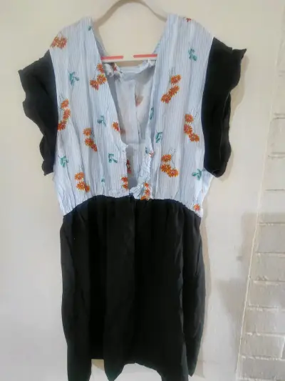 Vestido floral con mangas negras - miniatura 1