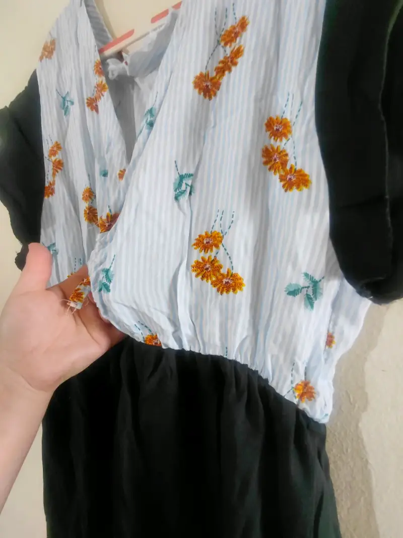Vestido floral con mangas negras - 2