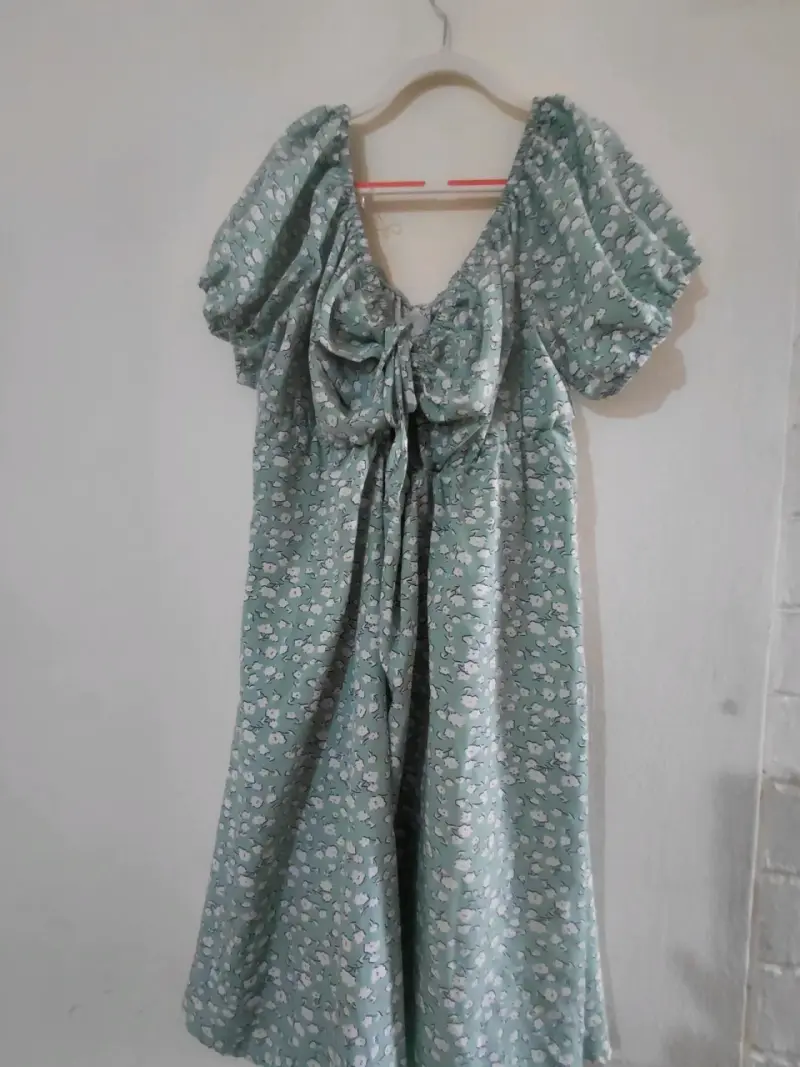 Vestido verde con estampado floral y lazo - 1
