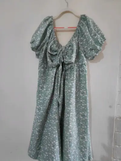 Vestido verde con estampado floral y lazo - miniatura 1