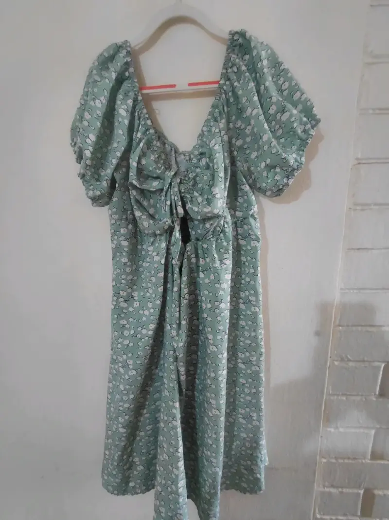 Vestido verde con estampado floral y lazo - 2
