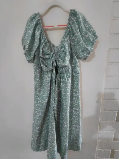 Vestido verde con estampado floral y lazo - miniatura 2