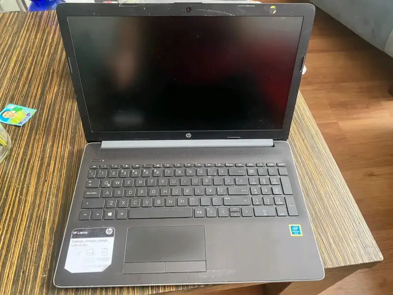 Laptop HP con Pantalla Grande y Teclado Completo - 1