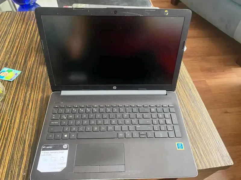 Laptop HP con Pantalla Grande y Teclado Completo - 2
