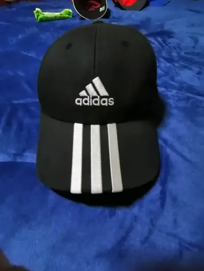 Gorra negra Adidas con logo y ajuste - miniatura 1