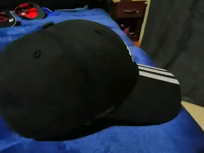 Gorra negra Adidas con logo y ajuste - miniatura 3