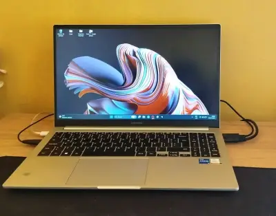 Laptop Samsung Galaxy Book 2 más Mouse Logitech - miniatura 1